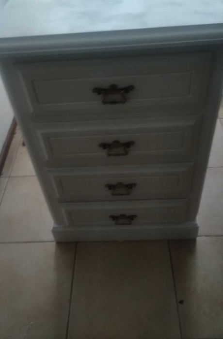 Mesas de cabeceira,pintadas a branco