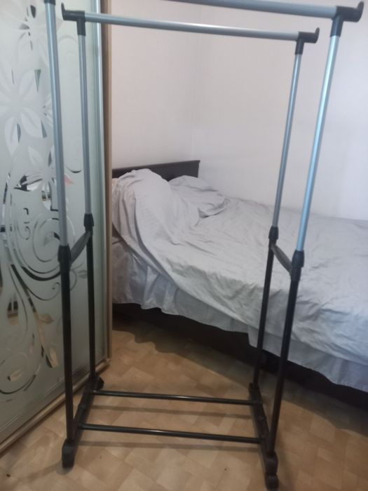 підлогова стійка для одягу