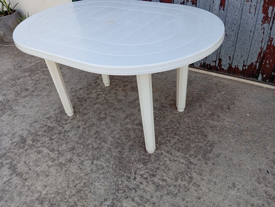 Mesa plástica para exterior ou interior