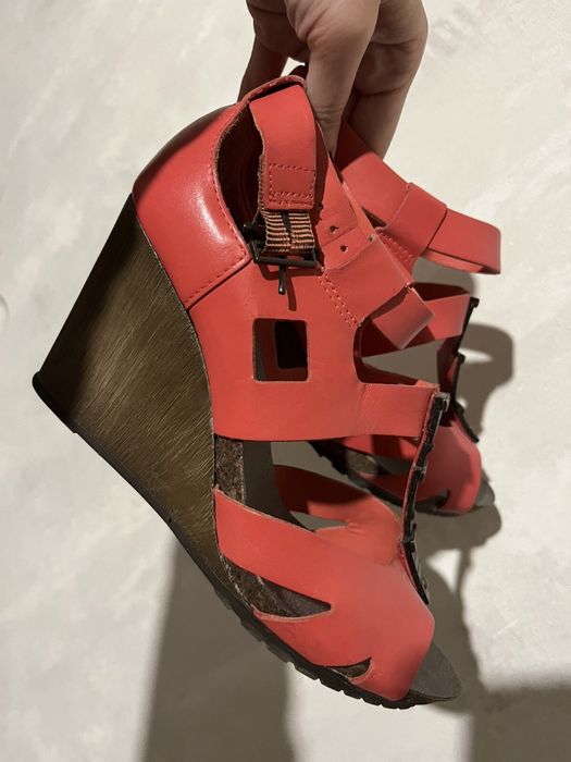 Босоножки красные Clark’s 37 размер, срочно Уезжаем!