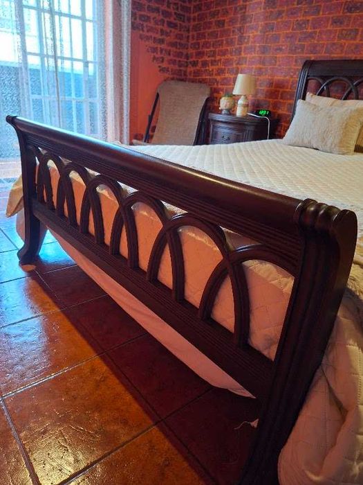 Cama, cómoda , mesas de cabeceira tudo em mogno 270€