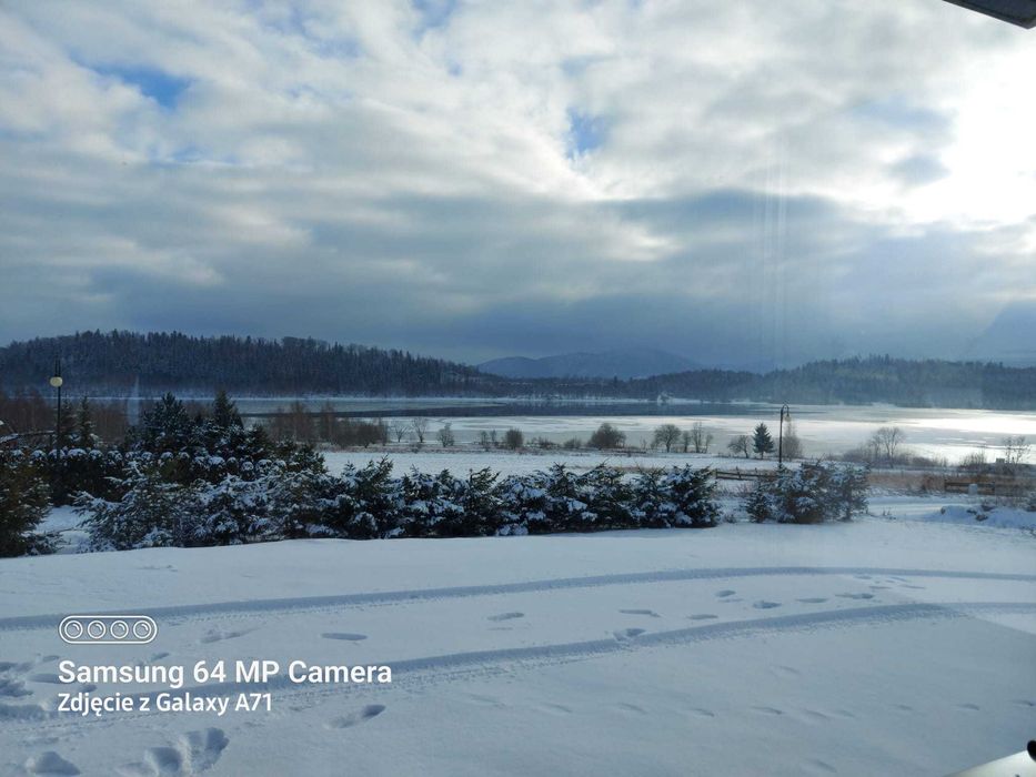 Domek w górach nad wodą