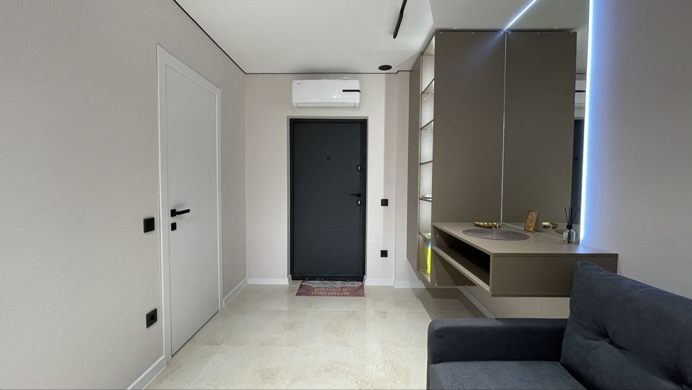 Оренда! 1.5 кім з сучасним ремонтом біля озера з басейном на даху