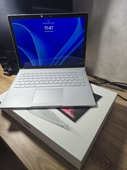 Microsoft Surface Book 2 , 8/256 gb