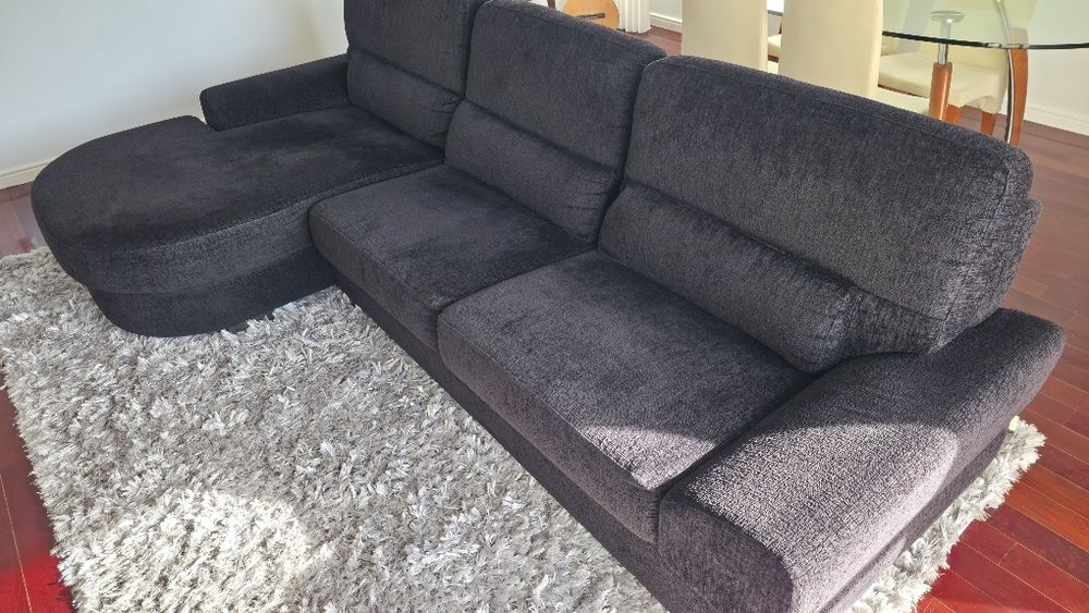 Sofá com chaise long preto