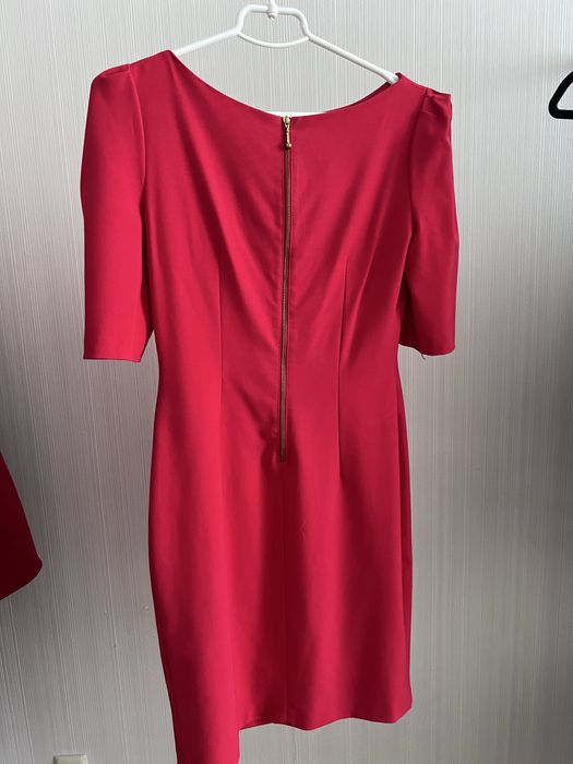 Червона сукня