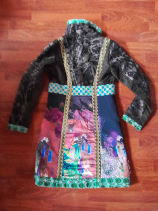 Desigual, kolorowy płaszcz z różnych faktur 34/36