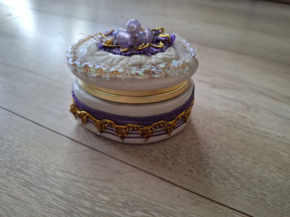 Mała szkatułka, puzderko na biżuterię, bibeloty