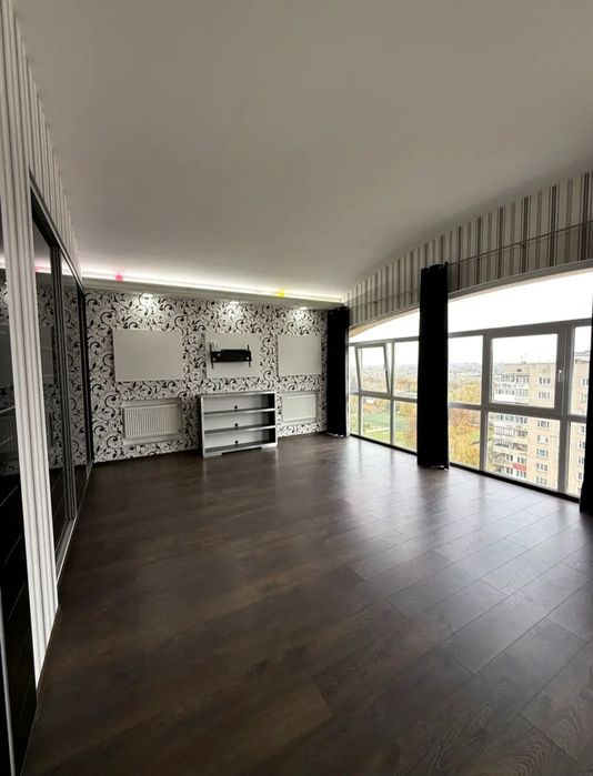 Продам 4кімнатну квартиру. 175кв.м.Центр.Власник