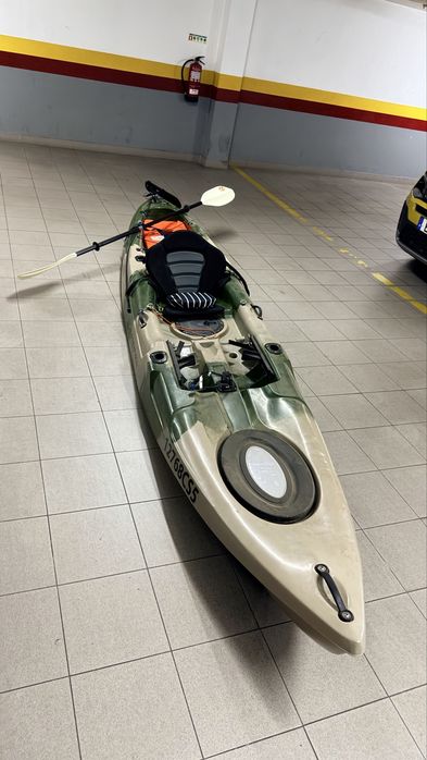 Caiaque de Pesca Waterfall com remo e assento – 450€ negociáveis.