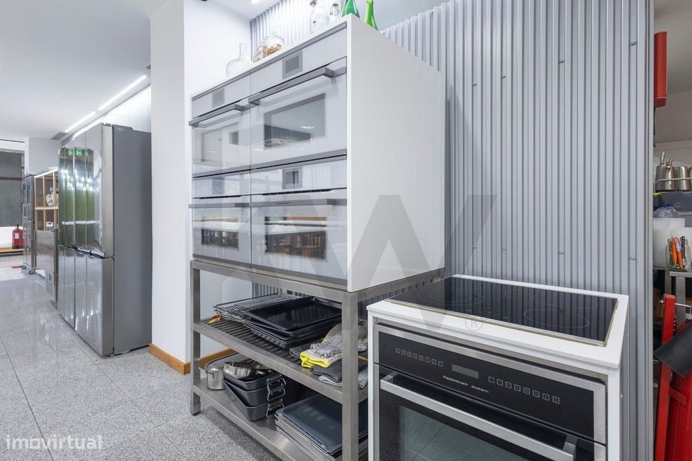 Cozinha equipada e licenciada no centro do Porto, pronta a operar