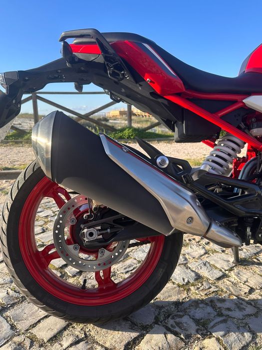 BMW G 310 R vermelha