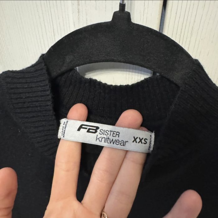 Sweterek krótki czarny elegancki basic z długim rękawem