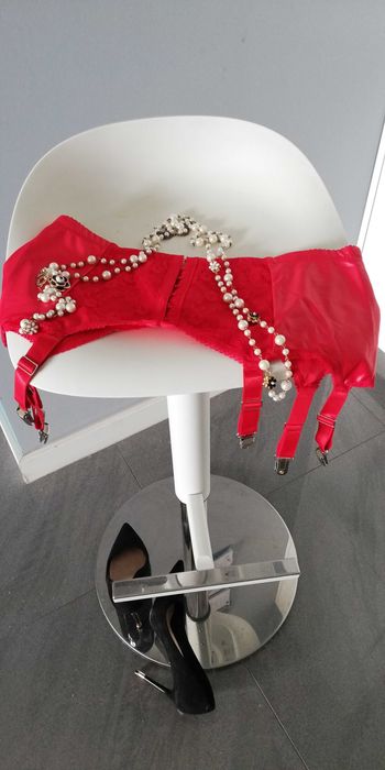 pas do pończoch czerwony jak skóra