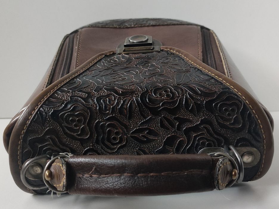 Piękna torebka ze skóry tłoczonej w kwiaty