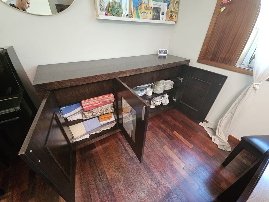 Mobiliário de sala (aparador, mesa, e cadeiras)