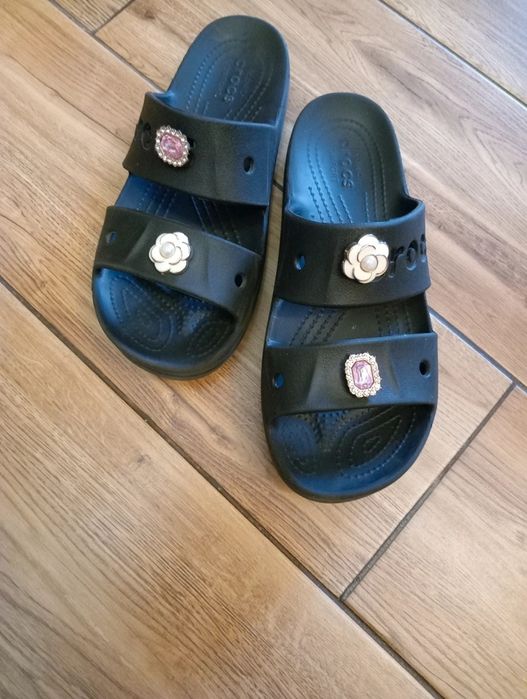 Klapki czarne crocs na platformie