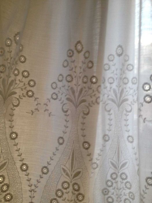 Cortinados em linho creme e bordados com varão