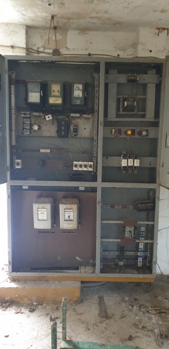 Stara szafa elektryczna liczniki