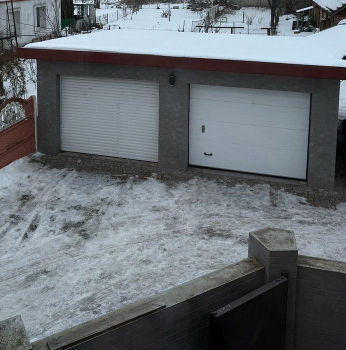 Продам кутовий котедж, в центральній частині міста.