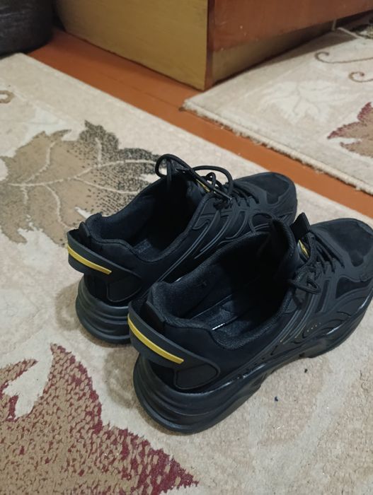 Чоловічі кросівки