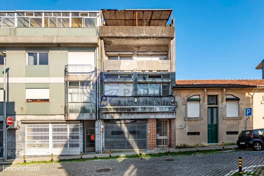 Prédio misto de três pisos no Porto