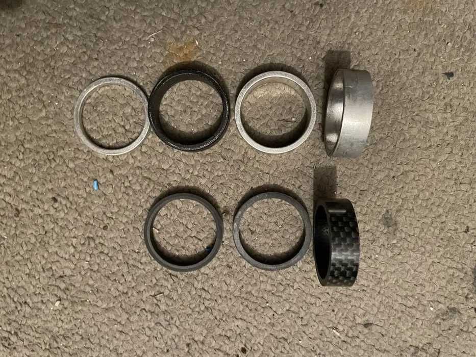 BTT Pedais Shimano e aluminio Punhos SCOTT Syncros Aperto espigão KCNC