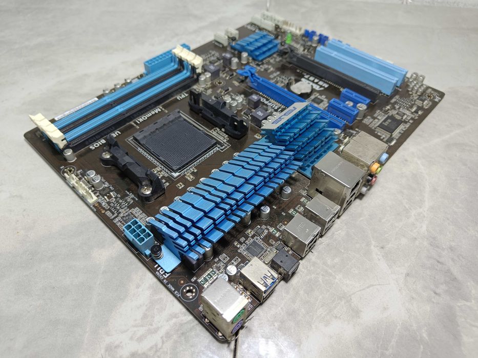 Материнська плата AMD ASUS M5A97 sAM3+ під FX у ВІДМІННОМУ стані