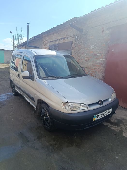 Автомобиль Пежо партнер