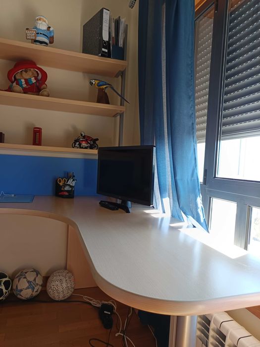 Secretária de canto com estante