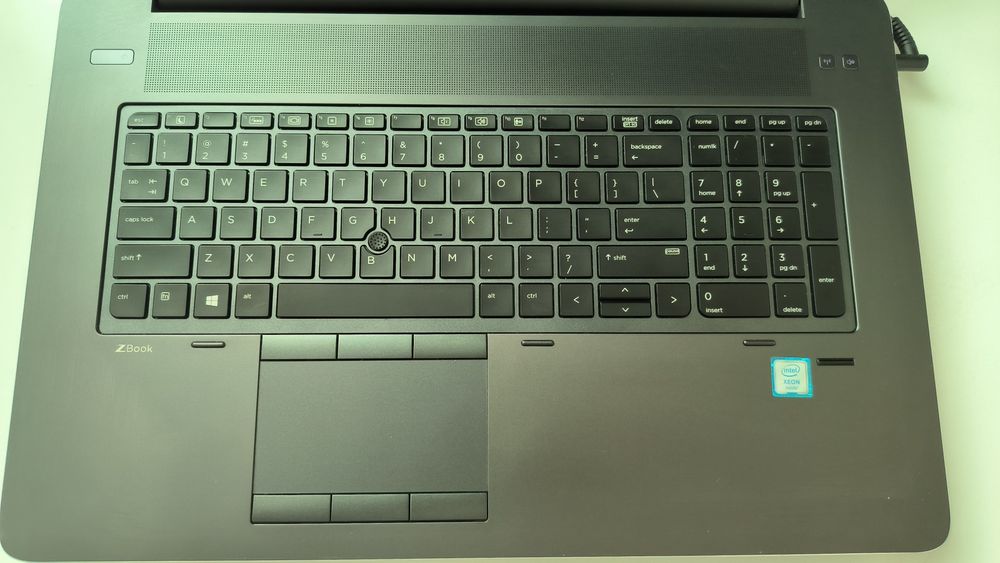 HP ZBook 17 G3 RAM 32gb m4000m 4gb SSD 512gb E3-1535M v5