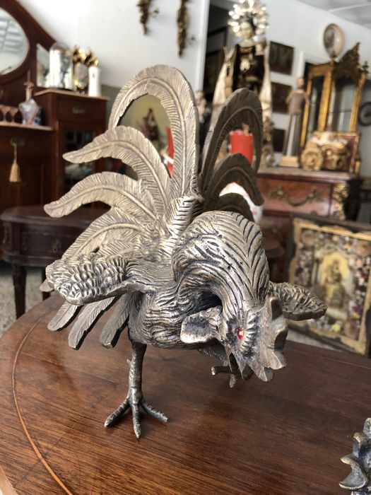 Galos em luta em metal