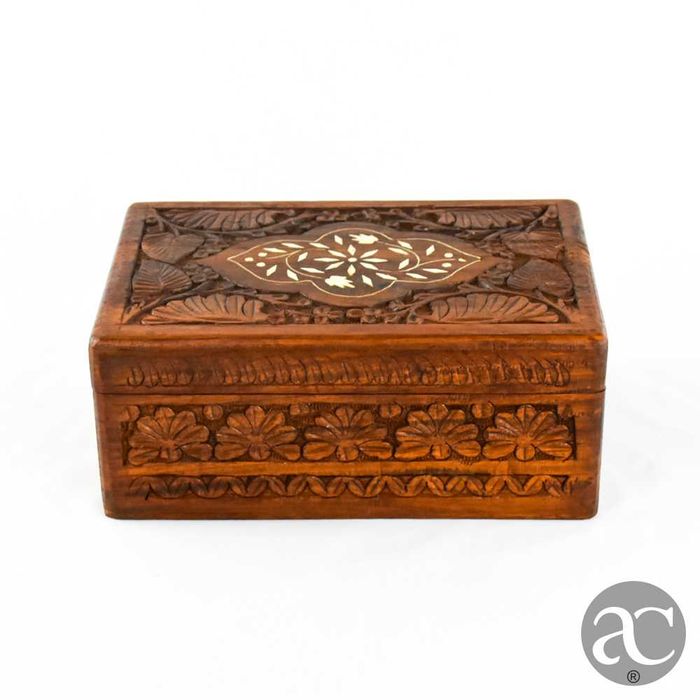 Caixa em madeira com relevos e embutidos em osso