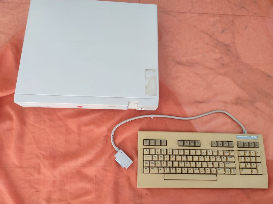 Commodore 128D z klawiaturą, oryginał, kompletne, sprawne