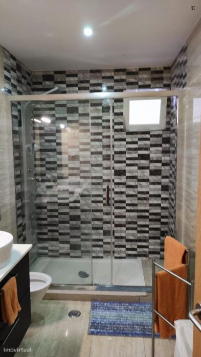 Quarto - localizado em Chelas Lisbon
