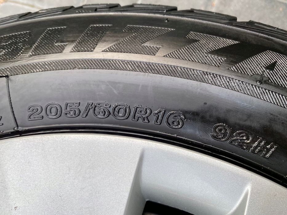 Opony Bridgestone Blizzak LM-32 - 205/60/16