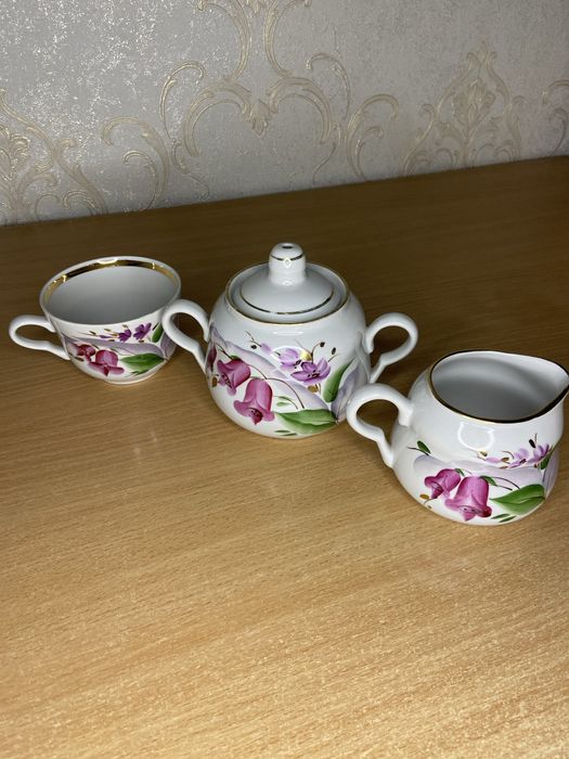 Фарфорова сахарниця, чайничок та чашечка