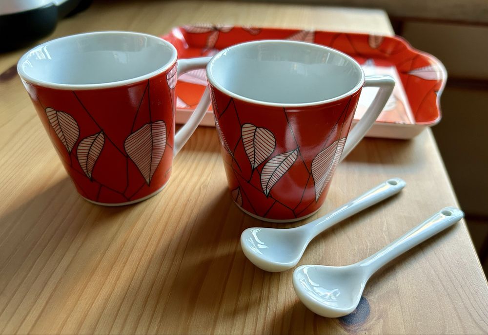 Conjunto de duas xícaras de café com tabuleiro