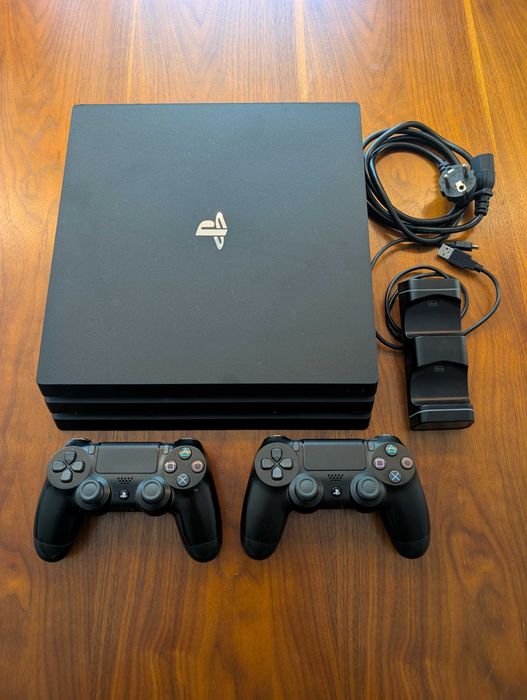 Consola PlayStation 4 Pro 860GB + 2 Comandos + Carregador comandos
