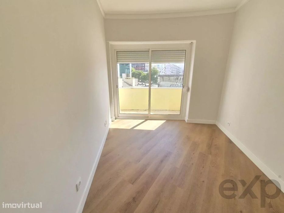 Apartamento T5 com elevador e varanda em Entrecampos