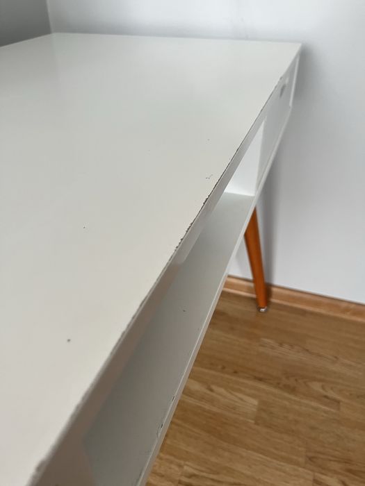 Białe biurko z szufladami