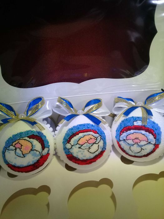 Вишиті новорічні кулі набір