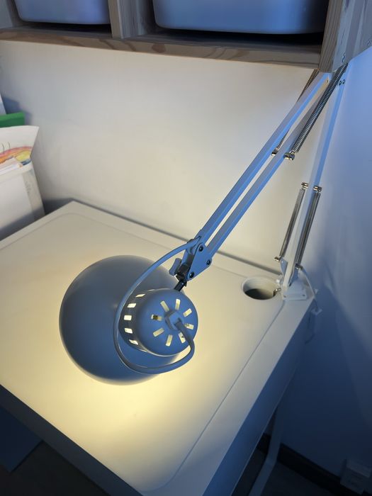 Biurko Micke, krzesło obrotowe, lampka biurkowa IKEA