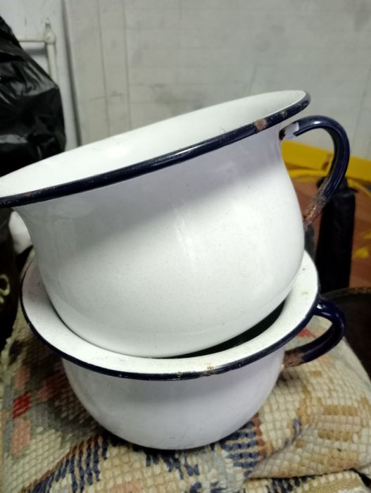 Dois bacios em esmalte