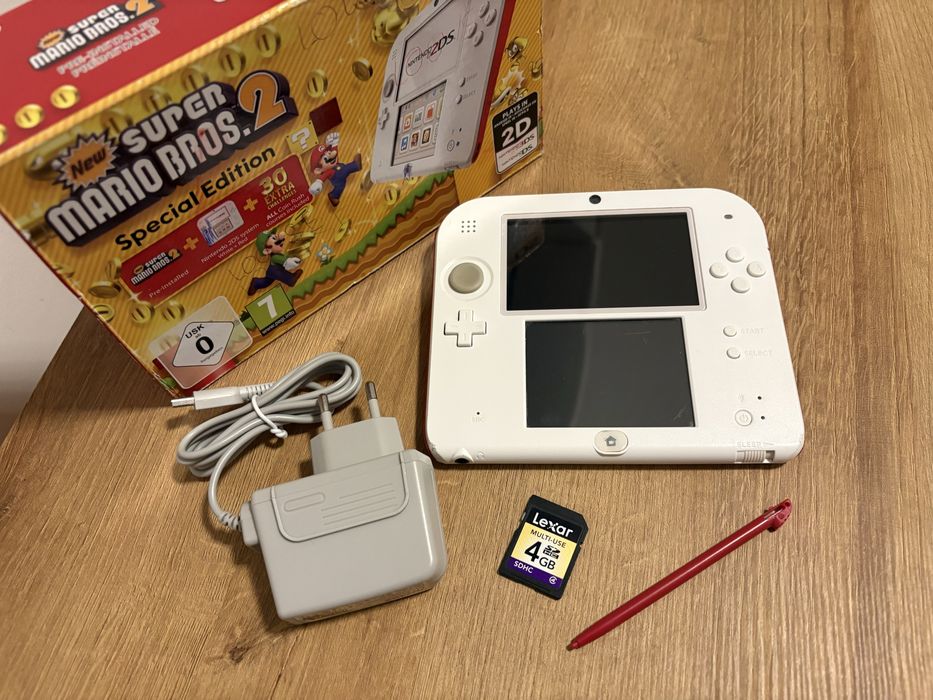 Konsola Nintendo 2DS czerwono-biała + akcesoria + pudełko