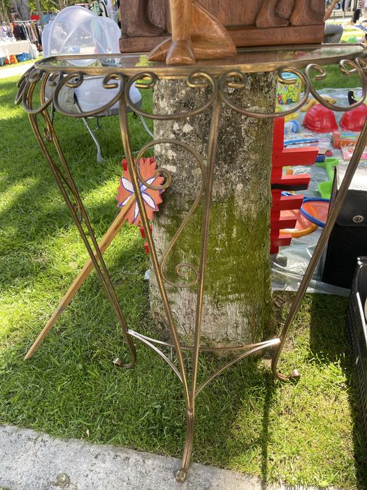 Mesa e e bengaleiro com espelho em latao