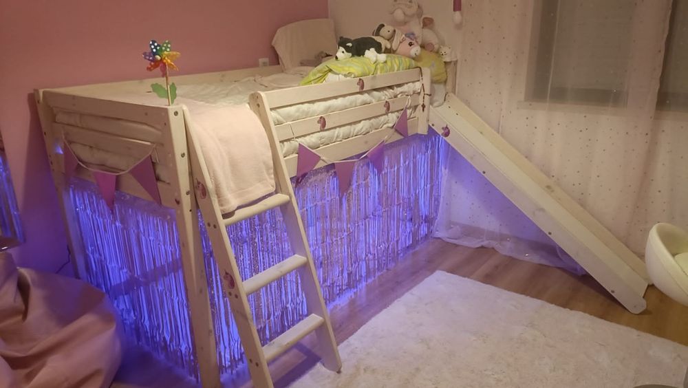 Cama alta de criança com colchão.