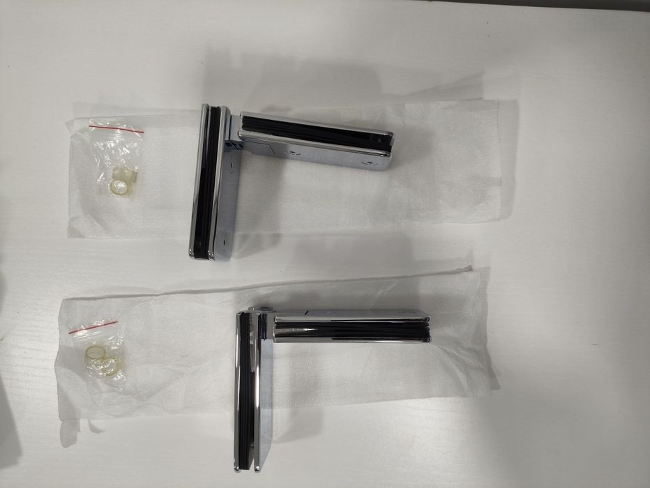 Par de dobradiças para portas de duche de batente 180°.