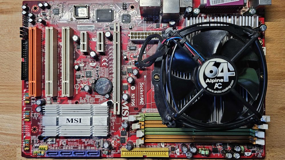 Komputer stacjonarny (bez obudowy) – AMD Athlon X2 / Radeon HD4650