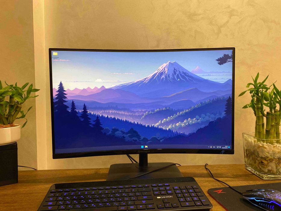 monitor gamingowy + komputer gamingowy + klawiatura gamingowa + myszka